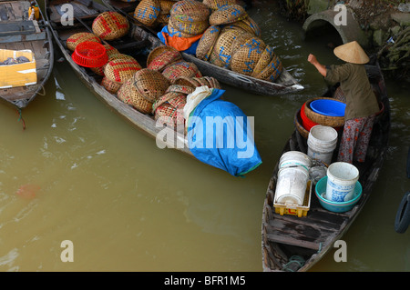 Bateaux de pêche sur la rivière Thu Bon à Hoi An, une petite ville côtière au centre du Vietnam Banque D'Images