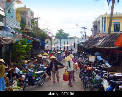 Commerçants de tôt le matin de la rue du marché à Hoi An, une petite ville côtière au centre du Vietnam Banque D'Images