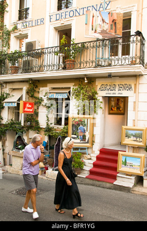 L'âge moyen en train de marcher par Galerie d'art dans le village perché de Mougins, Côte d'Azur, Sud France Banque D'Images