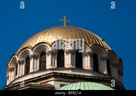 Dome et croix de l'église cathédrale Alexandre Nevski Memorial à Sofia, Bulgarie Banque D'Images