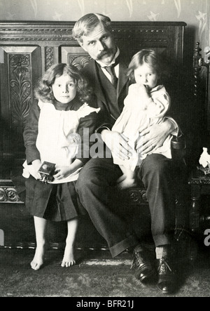 RAMSAY MacDONALD - politicien travailliste écossais (1866-1937) avec deux de ses filles en 1910 Banque D'Images