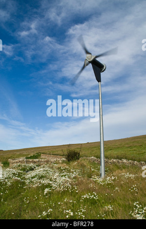 Dh l'éolienne de petite puissance éolienne ÉNERGIES RENOUVELABLES UK burray Orkney ecosse seul aérogénérateur micro machine d'énergie verte Banque D'Images