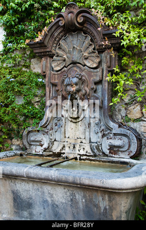 Élaborer Fontaine dans le village perché de Mougins, Côte d'Azur, Sud France Banque D'Images