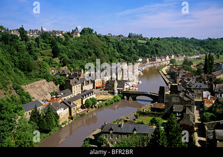 Vue depuis le viaduc sur la Rance à Dinan Banque D'Images