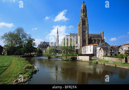La Basilique du Père de Montfort sur la rivière sèvre à St Laurent-sur-Sèvre Banque D'Images