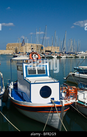 Dh IRAKLIO GRÈCE CRETE Heraklion Crète bateau amarré port et château d'Héraklion forteresse Vénitienne Banque D'Images