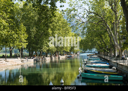 Bateaux amarrés le long de la banque du Canal du vasse menant au lac d'Annecy, Annecy, Haute Savoie, Rhone Aples, France Banque D'Images