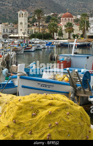 Dh Elounda AGIOS NIKOLAOS Grèce Crète filets de pêche sur le front de mer du port de bateaux amarrés à quai Banque D'Images