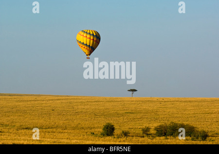 Les vols en montgolfière sur les plaines herbeuses de Maasai Mara Réserver Banque D'Images