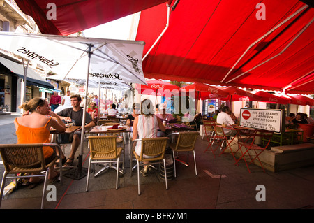 Les personnes bénéficiant des boissons au café de la chaussée, Cannes, Côte d'Azur, Sud France Banque D'Images