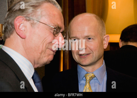 Norman Fowler et William Hague visiter le Cabinet fantôme prix au Parlement, octobre 2007 Banque D'Images