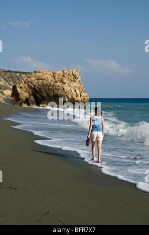 Dh Tertsa VIANNOS Crète Grèce Woman walking in seawaves marcher le long Tertsa plage jeunes femmes Banque D'Images