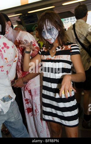 Fille zombie Zombie Walk au festival au BTS Siam, Bangkok, Thaïlande. Banque D'Images