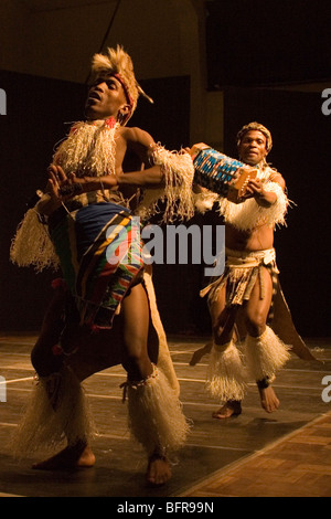 Les interprètes dansent dans Umgidi 2007 Danse au National Arts Festival de Grahamstown. Banque D'Images