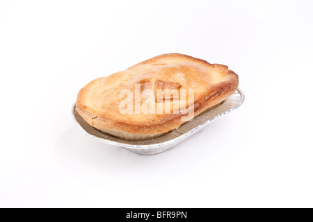 Pâte brisée individuels steak pie dans le bac d'aluminium isolés contre fond blanc Banque D'Images