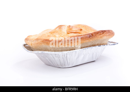 Pâte brisée individuels steak pie dans le bac d'aluminium isolés contre fond blanc Banque D'Images