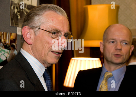 Norman Fowler visiter le Cabinet fantôme prix au Parlement, octobre 2007 Banque D'Images