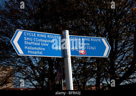 Un panneau routier britannique montrant un cycle chemin à Sheffield Banque D'Images