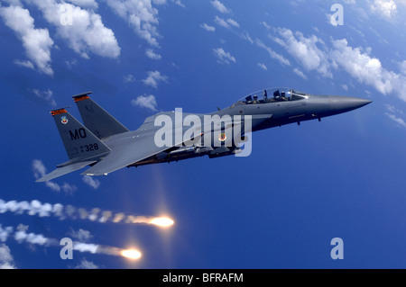 17 juin 2005 - Un Air Force F-15E Strike Eagle incendies survenues durant un combat de chiens de formation aérienne au large de Guam. Banque D'Images