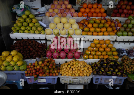 Les fruits tropicaux en vente au marché central ; Phnom Pennh Banque D'Images