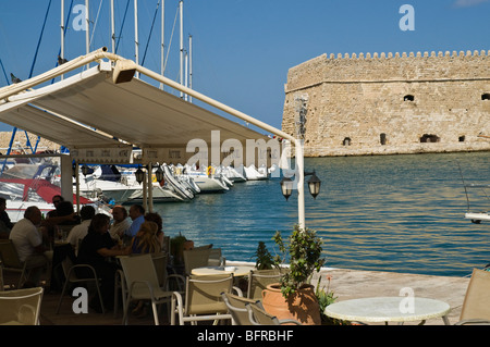 Dh IRAKLIO GRÈCE CRETE Personnes au café du port d'Héraklion Héraklion forteresse Vénitienne et château Banque D'Images