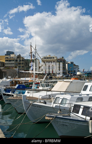 Dh IRAKLIO Grèce Crète Bateaux amarrés quai du port d'Héraklion Banque D'Images