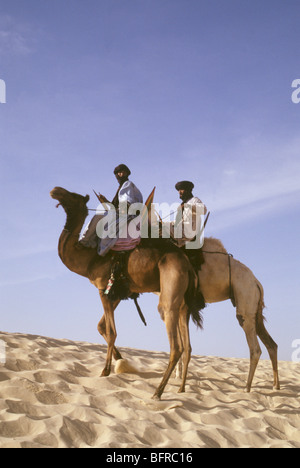 Deux hommes touareg chameaux dans le Sahara Banque D'Images