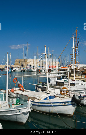 Dh IRAKLIO Grèce Crète Bateaux amarrés quai du port d'Héraklion Héraklion forteresse Vénitienne et château Banque D'Images