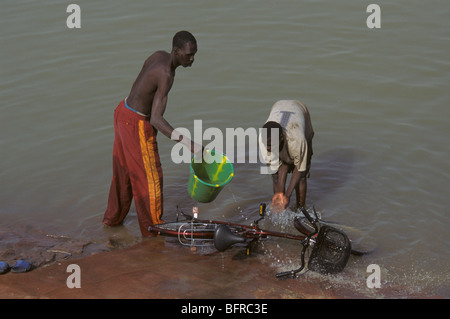 Les Pêcheurs Bozo, prendre une pause de leurs filets pour nettoyer un vélo dans le fleuve Niger Banque D'Images