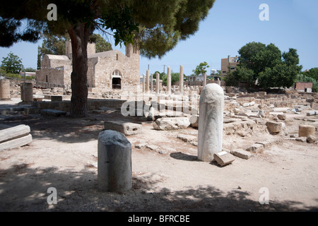 Pilier de St Paul, Paphos, République de Chypre avec Agia Kyriaki en arrière-plan Banque D'Images