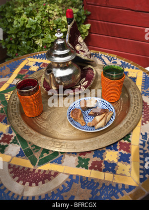 Thé et pâtisseries marocaines traditionnelles Banque D'Images