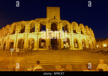 Amphithéâtre romain ( les arènes) au crépuscule. Arles. Bouches du Rhône. Provence. France Banque D'Images