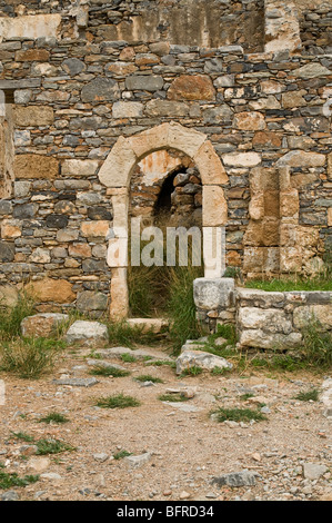 Dh Spinalonga AGIOS NIKOLAOS Grèce Crète léproserie ruines de l'île et la porte du mur Banque D'Images