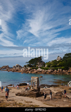 Plage de St Guirec et le culte de Saint Guirec, Ploumanach, Côte d'Armor, Bretagne, France Banque D'Images