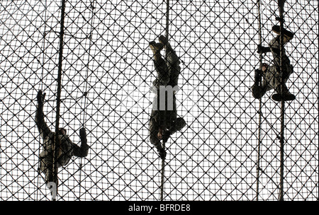 Les recrues de l'armée américaine remplissant un obstacle à la Tour de la Victoire lors de l'entraînement au combat. Banque D'Images