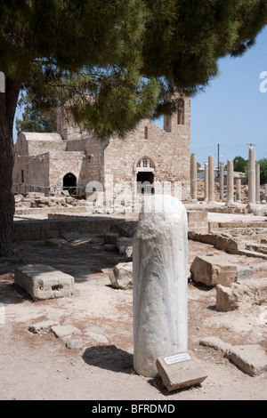 Pilier de St Paul, Paphos, République de Chypre avec Agia Kyriaki en arrière-plan Banque D'Images