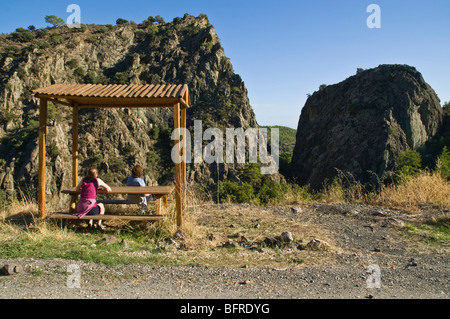 Dh Mythi salon IERAPETRA Grèce Crète femmes touristes assis sur un banc de bois en admirant la vue panoramique Banque D'Images