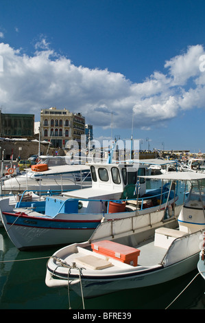 Dh IRAKLIO Grèce Crète Bateaux amarrés quai du port d'Héraklion Banque D'Images