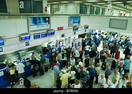 dh Héraklion IRAKLIO GRÈCE CRÈTE aéroport Iraklio enregistrement terminal bureaux file d'attente des voyageurs le bureau d'enregistrement file d'attente des voyageurs Banque D'Images