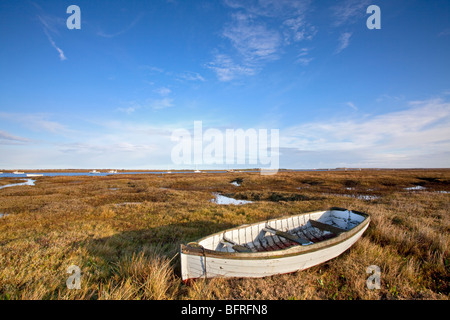 Bateau en bois dans les marais salés à Brancaster Staithe sur la côte nord du comté de Norfolk Banque D'Images