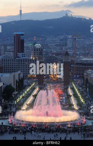 La Font Magica, vue de Palau Nacional de Montjuic vers la Plaça d'Espanya, Barcelona, Catalonia, Spain, Europe Banque D'Images