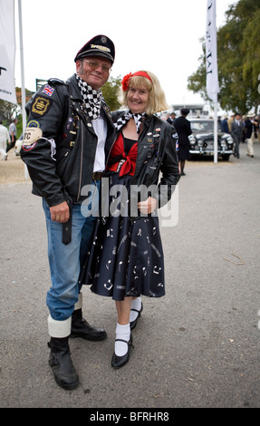 Couple dressed in biker style rockabilly et au Goodwood Revival, Chichester, West Sussex, UK Banque D'Images