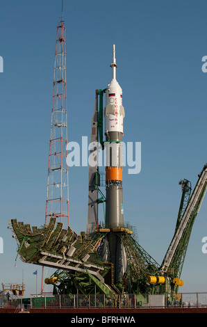 28 septembre 2009 - La fusée Soyouz est considérée peu après leur arrivée à la plateforme de lancement au cosmodrome de Baïkonour au Kazakhstan. Banque D'Images