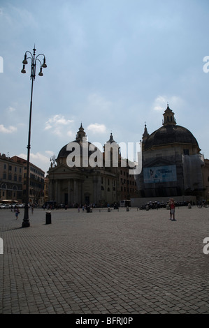 Les deux églises de Santa Maria in Montesanto et Santa Maria dei Miracoli à Piazza del Popolo Banque D'Images