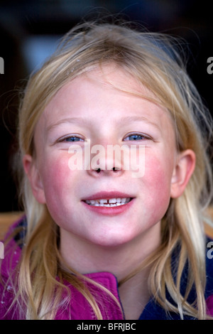 Un pâle, rosy cheeked fillette de six ans a faire des grimaces. Banque D'Images