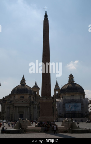 Obélisque égyptien et les deux églises de Santa Maria in Montesanto et Santa Maria dei Miracoli à Piazza del Popolo Banque D'Images