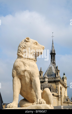 Statue en pierre sculptée d'un grand chien de mastiff sur parapet de Château de Chantilly qui abrite le Musée de Conde France Banque D'Images