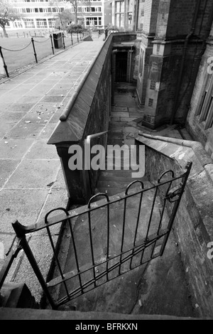 Entrée de service dans un sous-sol de l'édifice Lanyon à l'Université Queen's de Belfast (QUB) Banque D'Images