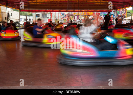 Les passagers de voitures Dodgem ou Dodgem. Autos tamponneuses, parc d'attractions classique du parc d'expositions au Turriff Show, Écosse, Royaume-Uni Banque D'Images