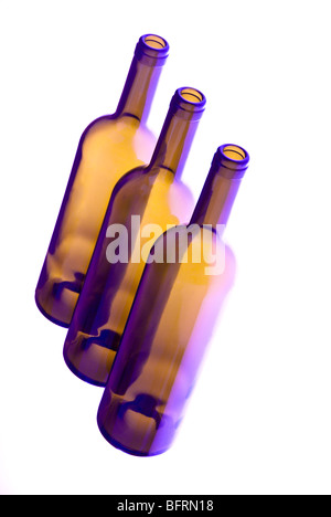 Bouteilles de vin vide de suite, studio shot Banque D'Images